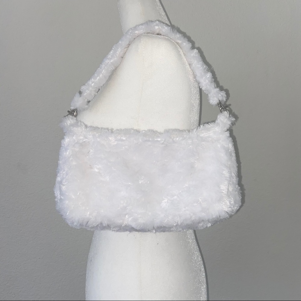 White fuzzy baguette bag🤍